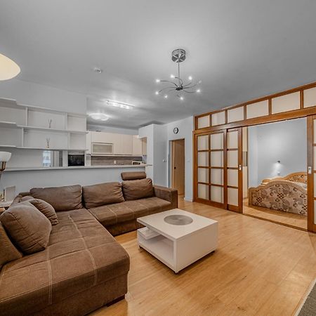 Huge Apartment Next To Train Station Close To The City Center Bratislava Exteriér fotografie
