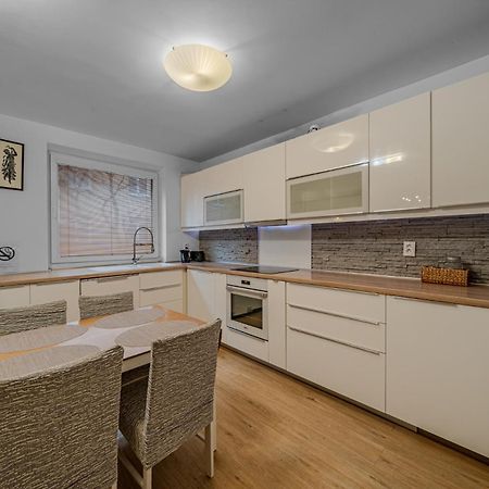 Huge Apartment Next To Train Station Close To The City Center Bratislava Exteriér fotografie